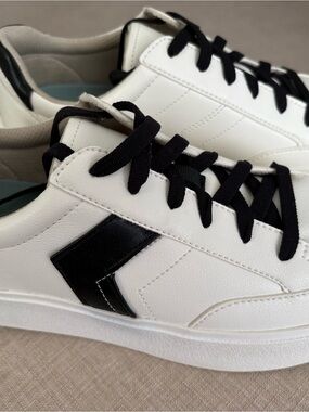 Dr. Scholl's White and Black Low-Top Sneakers